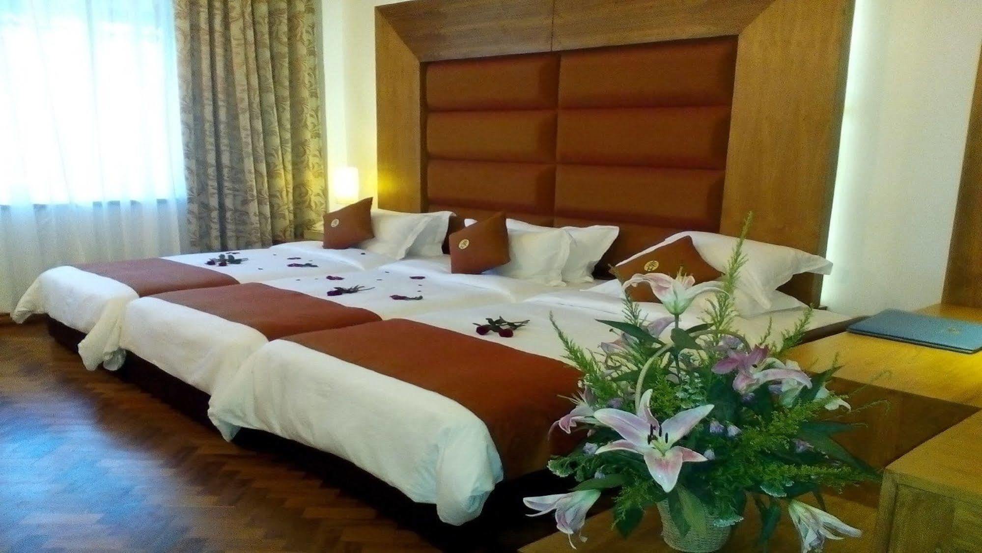 Hotel Amazing Мандалей Екстериор снимка